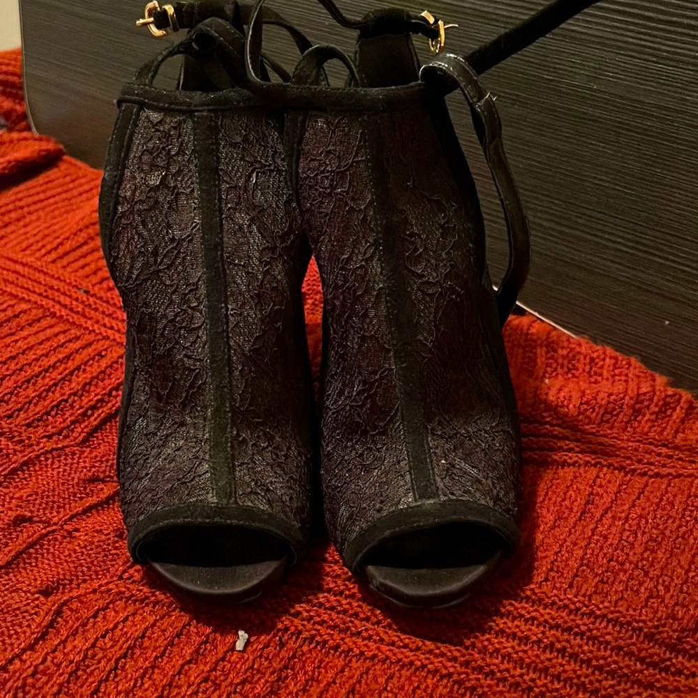 Guess- Size 6M. 3 1/2-4Inch Heel.